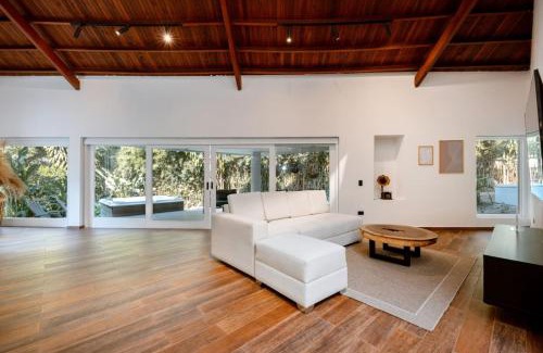 Alejandria House | CH105 Poblado 7BR Villa Jacuzzi AC 24 hours Security