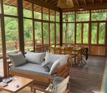 Nova Friburgo House | Chalé aconchegante cercado pelo verde