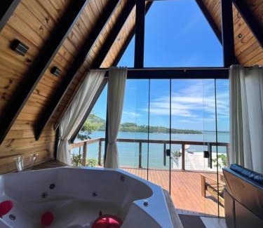 Imarui Cabin | Chalé Beira da Lagoa Jacuzzi, Lareira e Piscina