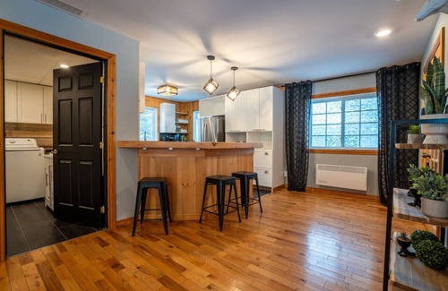 Matawinie Regional County Municipality Apartment | Chalet Synergie|Hot Tub | River & Kayaks |Sleeps 8