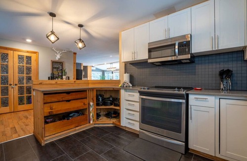 Matawinie Regional County Municipality Apartment | Chalet Synergie|Hot Tub | River & Kayaks |Sleeps 8