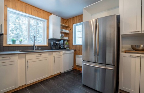 Matawinie Regional County Municipality Apartment | Chalet Synergie|Hot Tub | River & Kayaks |Sleeps 8