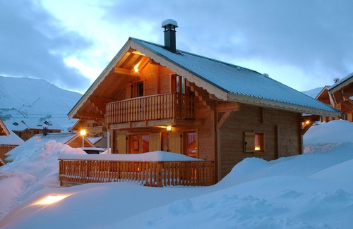 La Toussuire Ski Chalet | Chalet "LA DATCHA" sleeps 12 with skis, SAUNA and WiFi