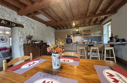 Saint-Bonnet-de-Rochefort Cottage | Chaleureuse maison écologique avec jardin clos, proche rivière et village médiéval. Draps fournis.