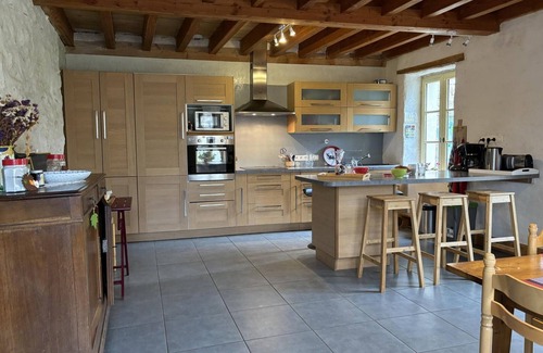 Saint-Bonnet-de-Rochefort Cottage | Chaleureuse maison écologique avec jardin clos, proche rivière et village médiéval. Draps fournis.