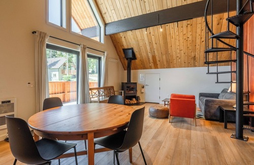 Mammoth Lakes Ski Chalet | Chalet #1, Charming Ski In/Ski Out Steps to the M
