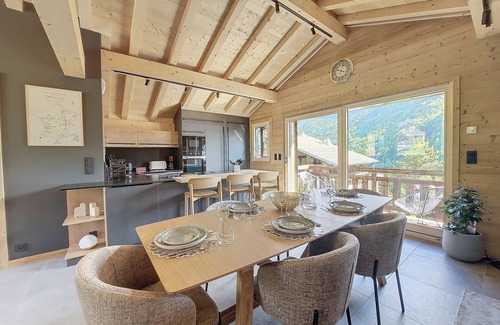 Morzine Ski Chalet | CHALET - 10 PEOPLE – HOT TUB - IN TOWN - CLOSE SKI SLOPES – WIFI