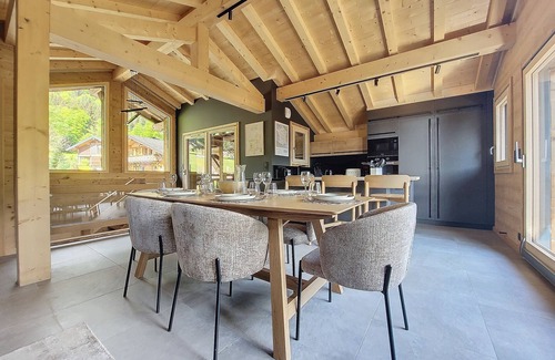 Morzine Ski Chalet | CHALET - 10 PEOPLE – HOT TUB - IN TOWN - CLOSE SKI SLOPES – WIFI