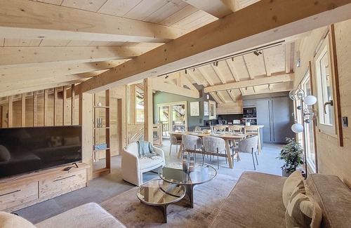 Morzine Ski Chalet | CHALET - 10 PEOPLE – HOT TUB - IN TOWN - CLOSE SKI SLOPES – WIFI