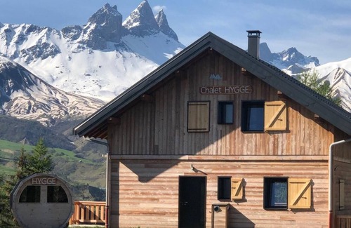 Albiez-le-Vieux Ski Chalet | Chalet, 150m from ski slopes, sauna, terrace, fireplace or stove, parking, tv, ski locker, 150m²