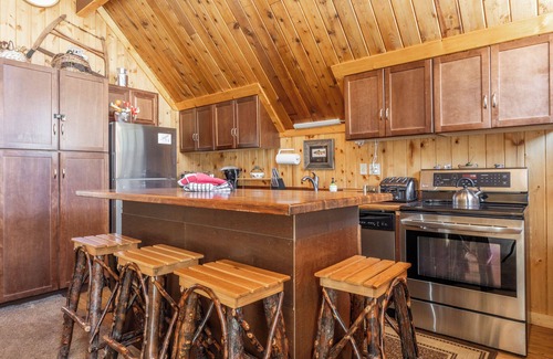Mammoth Lakes Ski Chalet | Chalet #2, Charming Ski In/Ski Out Steps to the M