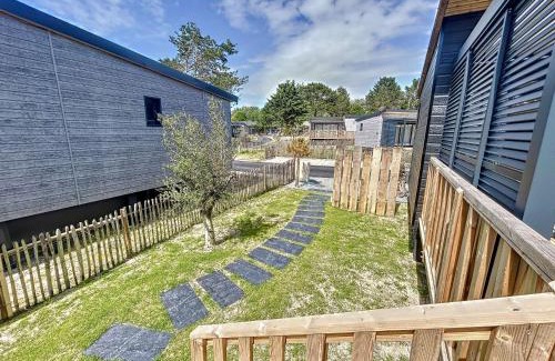 Jullouville Ski Chalet | Chalet 4 pers avec piscine chauffée, terrasse privative, à 2 pas de la plage et commerces - FR-1-361-467