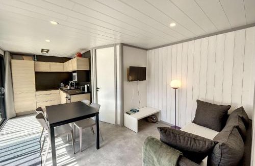 Jullouville Ski Chalet | Chalet 4 pers avec piscine chauffée, terrasse privative, à 2 pas de la plage et commerces - FR-1-361-467