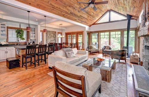 Grand River South House | Chalet Along Hiking Trail, Woodburning stove, Walk to SkiHill, Minutes to Downto
