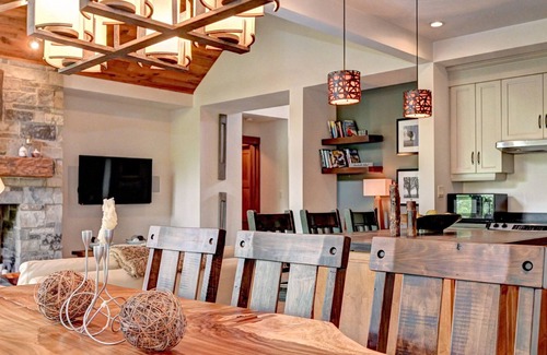 Grand River South House | Chalet Along Hiking Trail, Woodburning stove, Walk to SkiHill, Minutes to Downto