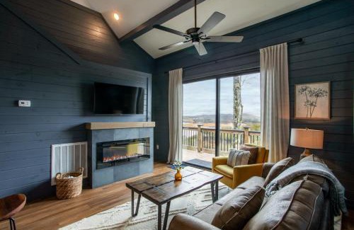Sevierville House | Chalet Amelia Lake View HotTub Fireplace Arcade
