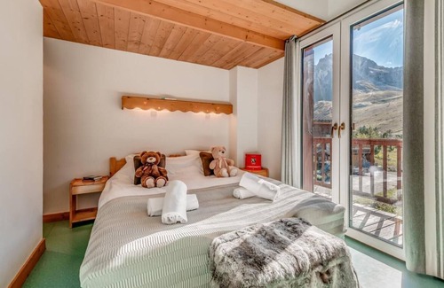 Val Claret Ski Chalet | Chalet, balcony, tv, ski locker, 180m², Tignes