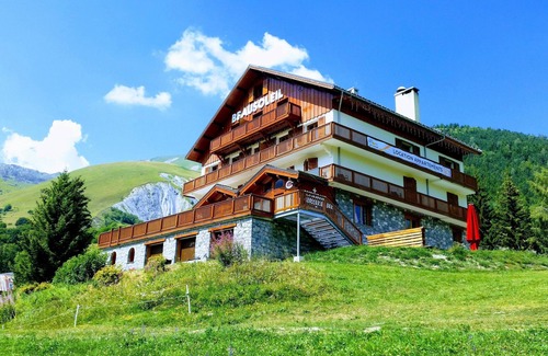 Saint-Sorlin-d'Arves Ski Chalet | Chalet Beausoleil Completely new apartment for 12 people 146m2