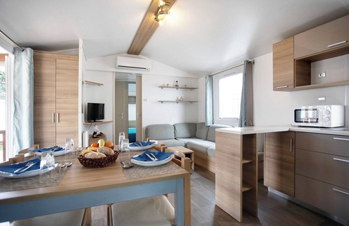 Burinhosa Ski Chalet | Chalet 'Bungalow T3 I I -15 Min From Nazaré' with Shared Pool, Private Terrace and Air Conditioning