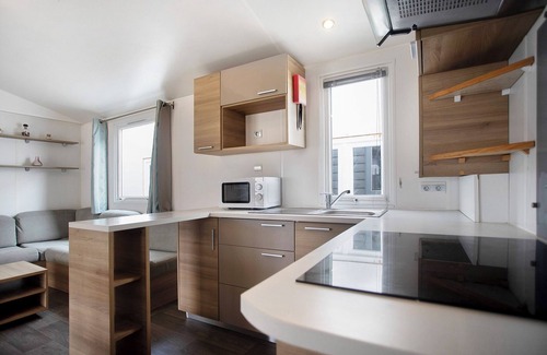 Burinhosa Ski Chalet | Chalet 'Bungalow T3 I I -15 Min From Nazaré' with Shared Pool, Private Terrace and Air Conditioning