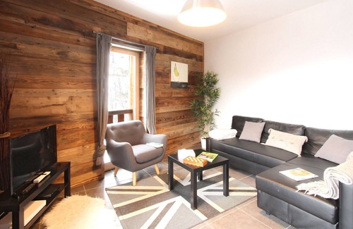Huez-en-Oisans Ski Chalet | Chalet chaleureux PRIVÉ, à 80m de la télécabine!