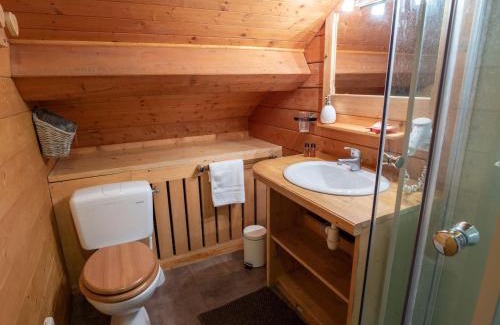 Meribel Centre Ski Chalet | Chalet chaleureux · Ski aux pieds · Cheminée · WIFI gratuit - FR-1-688-1