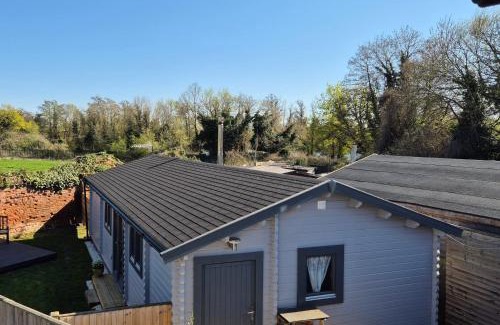Horton House | Chalet close to Heathrow T5, Windsor Castle, Legoland, Thorpe Park, with off road parking, free Wifi, private garden, spacious & fully equipped, cozy wood burner & comfy sofa, ideal for exploring London with trains to Waterloo, a beautiful unique retreat