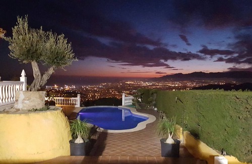 Malaga-Este Ski Chalet | Chalet con una de las Mejores Vistas de Toda Málaga. A Pocos Minutos del Centro