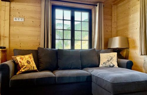 Flumet Ski Chalet | Chalet cosy rénové, 4 chambres, terrasse, wifi, parking, près village et ski-bus - FR-1-505-191