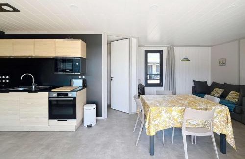 Jullouville Ski Chalet | Chalet de Standing avec Piscine Chauffée, à 300m de la Plage - 6 Couchages, WiFi Gratuit - FR-1-361-474