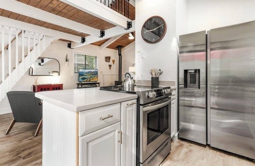 Sunriver Ski Chalet | Chalet Des Chutes, Steps to Village, Hot Tub, SHARC