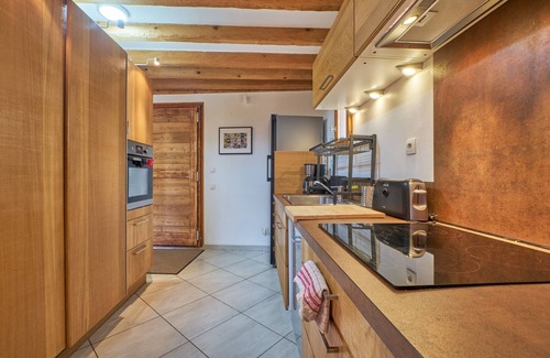 Huez-en-Oisans Ski Chalet | Chalet 'Des Grangettes' with Mountain View, Private Terrace and Wi-Fi