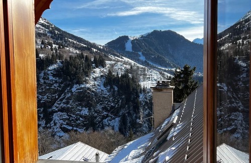 Huez-en-Oisans Ski Chalet | Chalet 'Des Grangettes' with Mountain View, Private Terrace and Wi-Fi