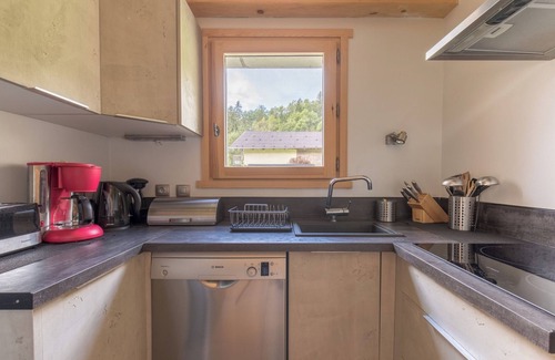 Hauteluce Ski Chalet | Chalet 'Evasion - 6 Personnes' with Mountain View, Private Terrace and Wi-Fi