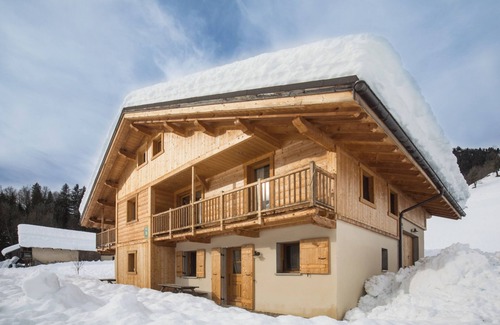 Hauteluce Ski Chalet | Chalet 'Evasion - 6 Personnes' with Mountain View, Private Terrace and Wi-Fi