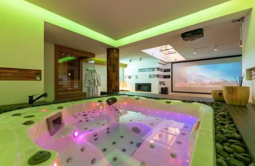 Briancon Ski Chalet | Chalet FLOCON Serre Chevalier cinéma sauna jaccuzi, piscine été