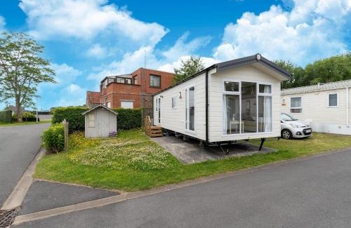Vlissegem Ski Chalet | Chalet in De Haan near Sandy Beaches, cleaning included
