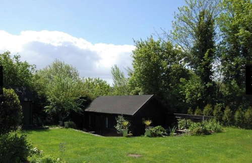Chalfont St Peter Ski Chalet | Chalet in beautiful gardens 20 mins from London