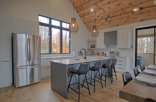 Saint-Faustin-Lac-Carre Ski Chalet | Chalet in the mountains, on the golf course and near skiing.