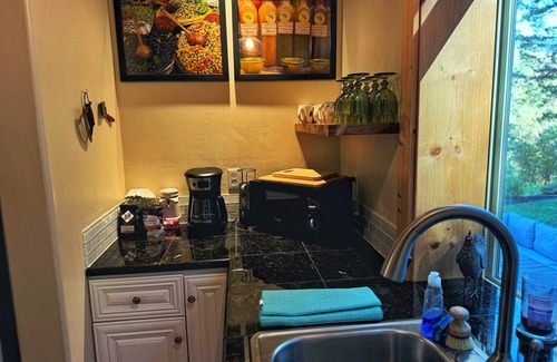 Grants Pass House | Chalet in the woods guesthouse.