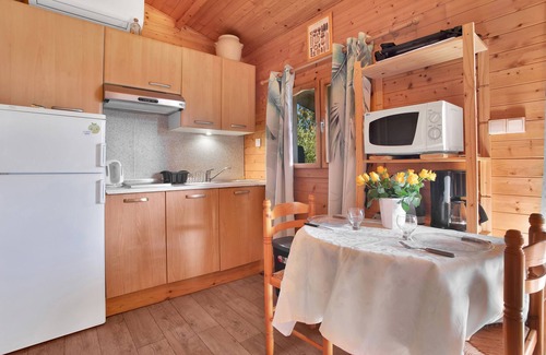 Roquebrune-sur-Argens Ski Chalet | Chalet 'Joli En Bois' with Private Terrace, Wi-Fi and Air Conditioning