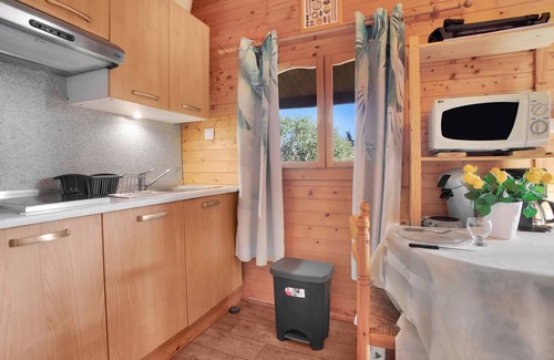 Roquebrune-sur-Argens Ski Chalet | Chalet 'Joli En Bois' with Private Terrace, Wi-Fi and Air Conditioning