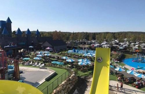 Chertsey Ski Chalet | Chalet L'Écureuil (waterfront, modern, spa, BBQ)