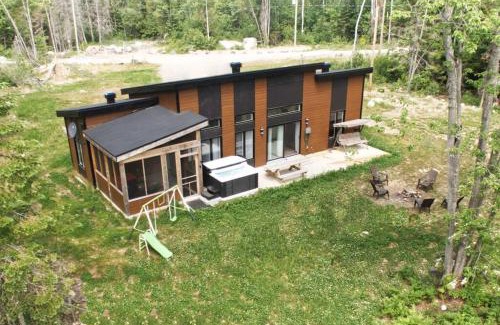 Chertsey Ski Chalet | Chalet L'Écureuil (waterfront, modern, spa, BBQ)