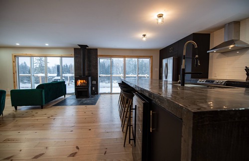 Leslie-Clapham-et-Huddersfield Ski Chalet | Chalet l'Évasion with hot tub on the Picanoc river