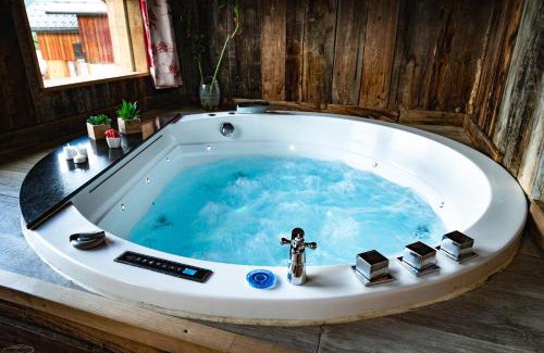 La Plagne-Tarentaise Ski Chalet | Chalet La Plagne jacuzzi vue top