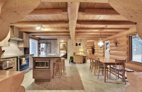 Mauricie House | Chalet Le Mélisse | Rustic Log Chalet in Nature