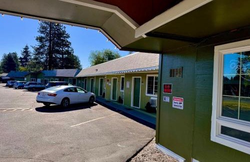 Larkspur Hotel | Chalet Motel - Affordable Stay in Central Bend