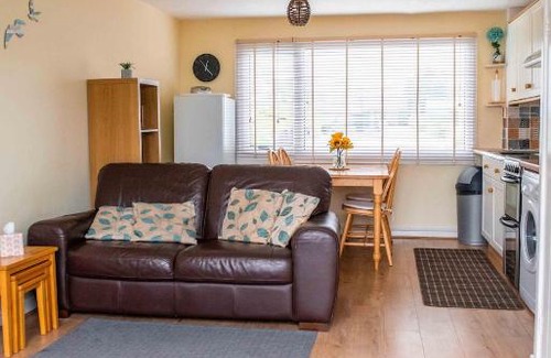 Pembroke House | chalet, near beautiful beach