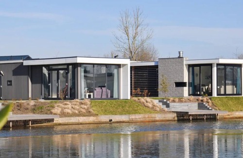 Nunspeet Ski Chalet | Chalet on the water at the beautiful Veluwemeer